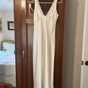 Vintage Satin Cream Gown & Robe Size Small